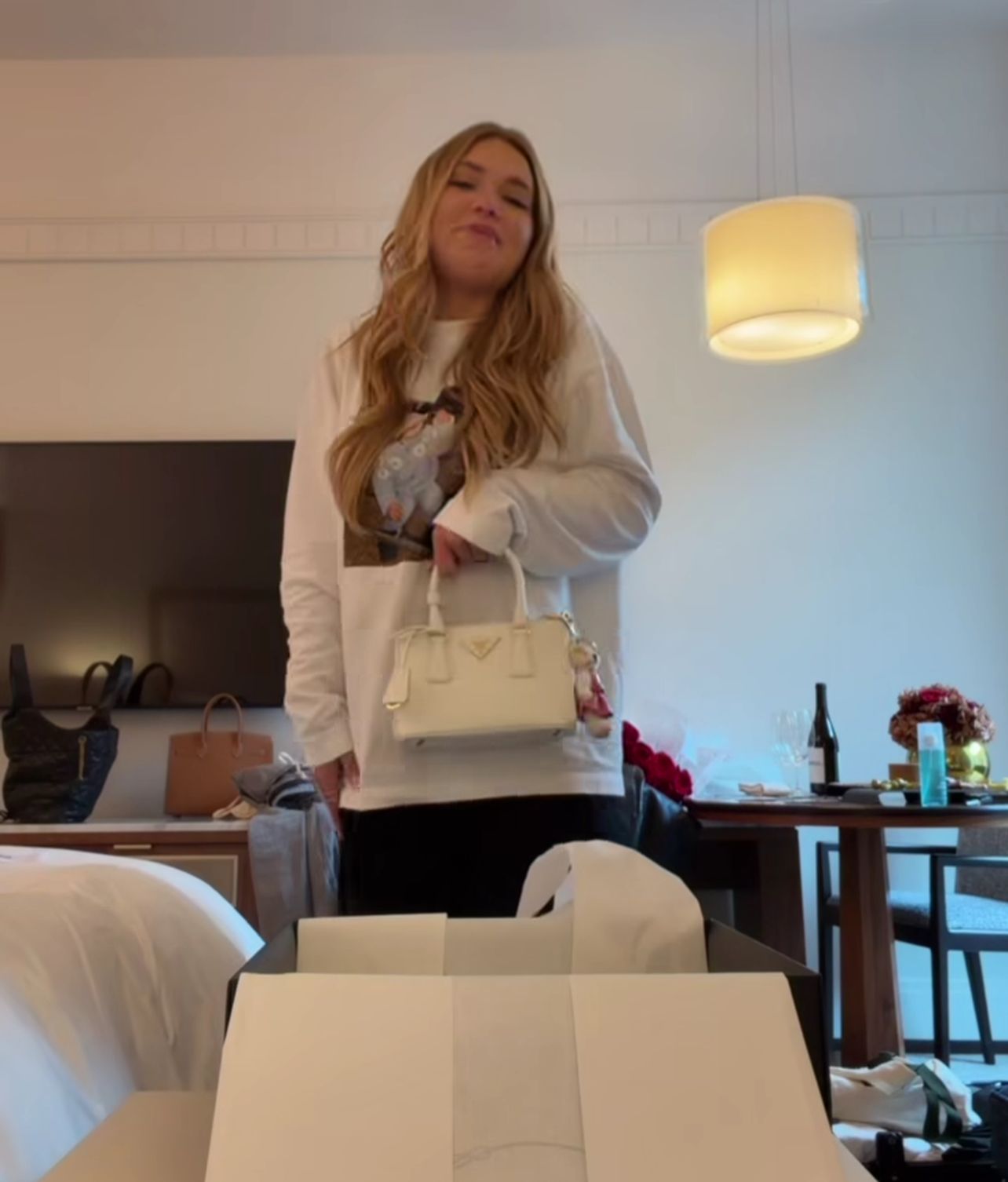 Influenciadora ganhou bolsa da Prada e buquê de flores