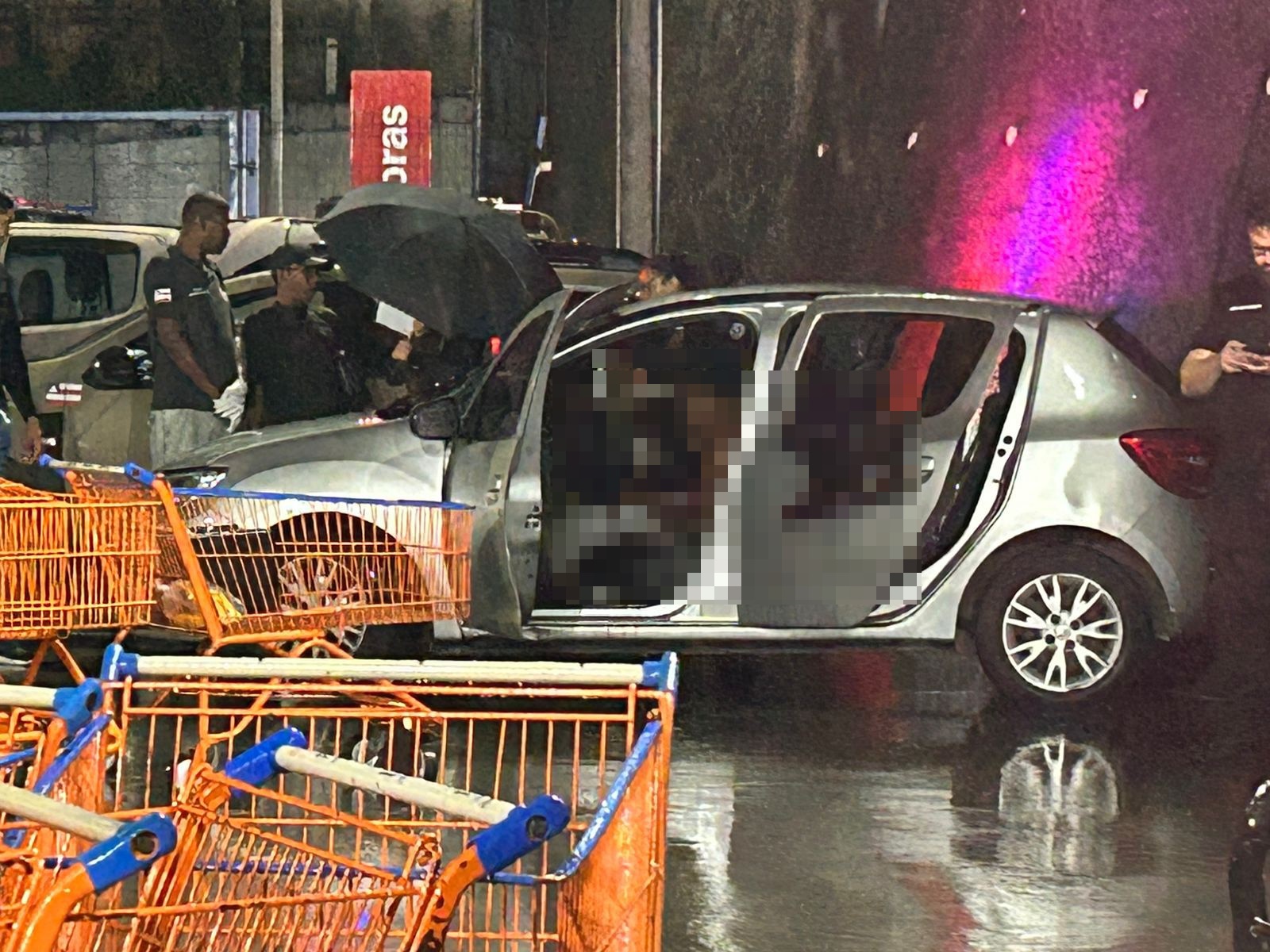 Foto Cena de terror! Casal é encontrado morto dentro de carro em mercado 