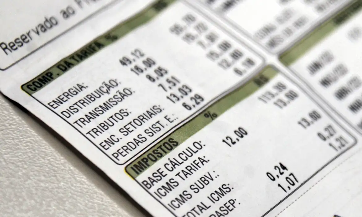 Foto Aneel reduz bandeira para vermelha 1 na conta de luz em outubro