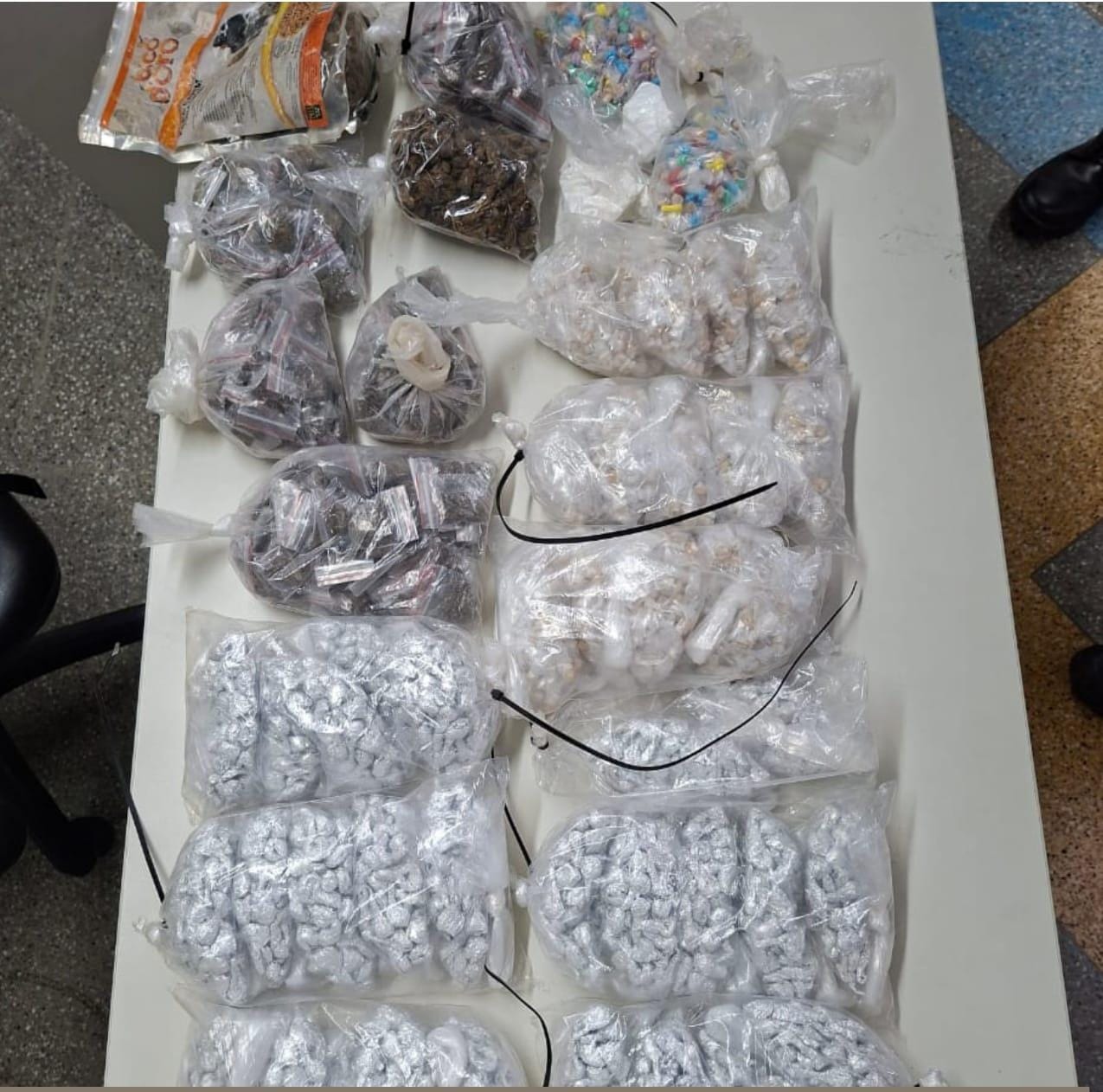 Foto Quase 3 mil porções de drogas são apreendidas em Itapuã