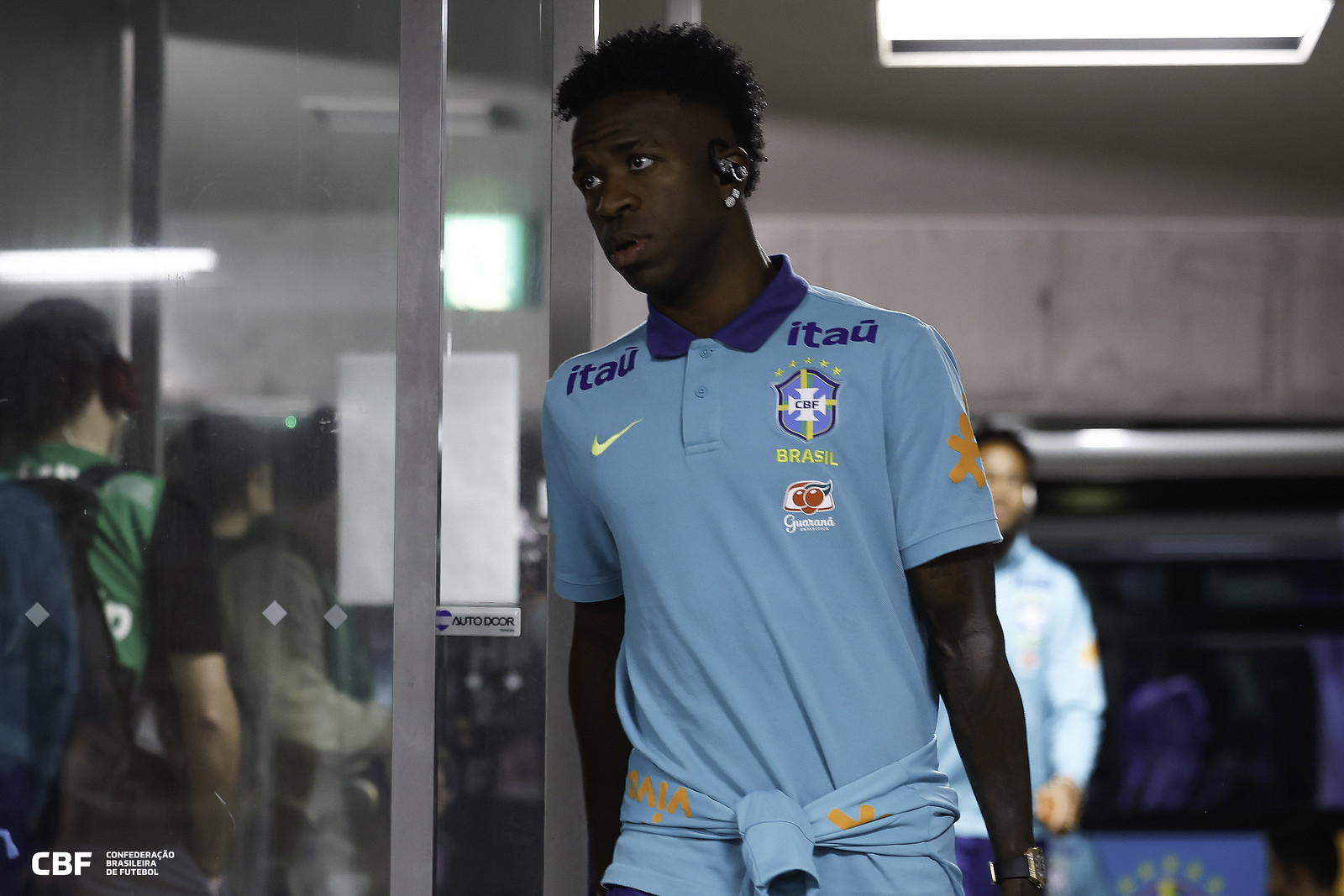 Vini Jr de fone de ouvido 