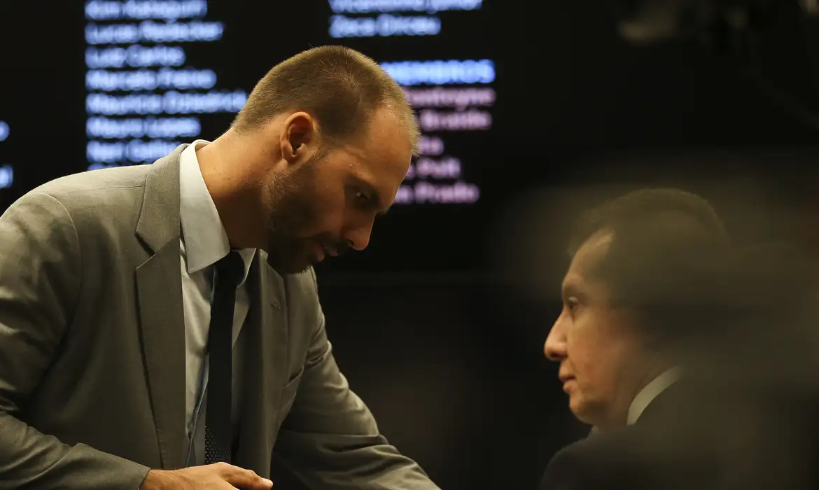 Foto Moraes manda DPU assumir a defesa de Eduardo Bolsonaro no STF