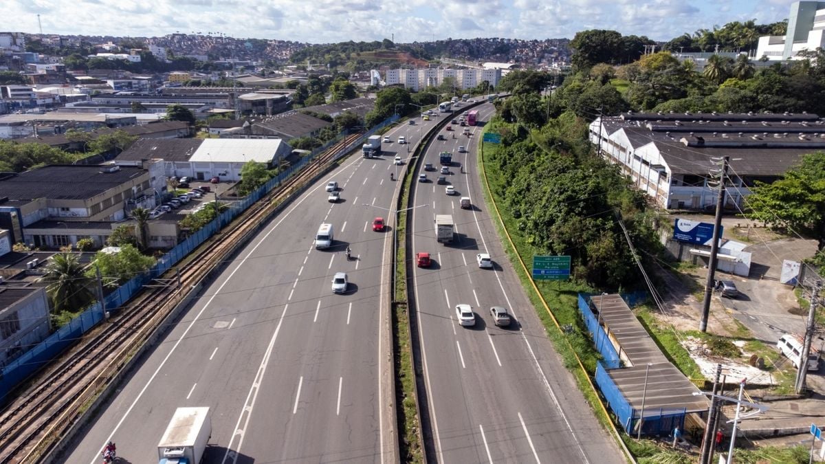 Foto Caminhão tomba na BR-324 e deixa trânsito lento em direção a Salvador