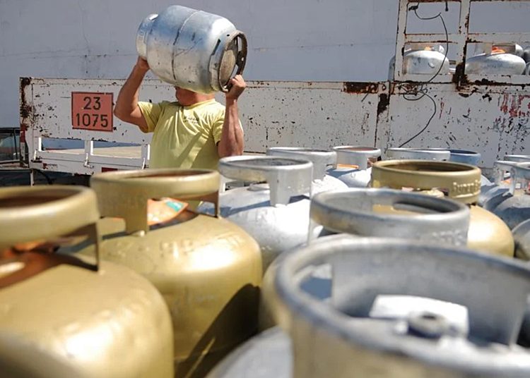 Foto Gás do Povo: governo fixa valores de referência e amplia benefício social