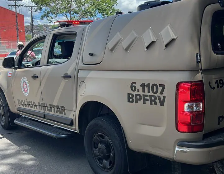 PM apreende drogas e arma após confronto com suspeitos na Via Parafuso