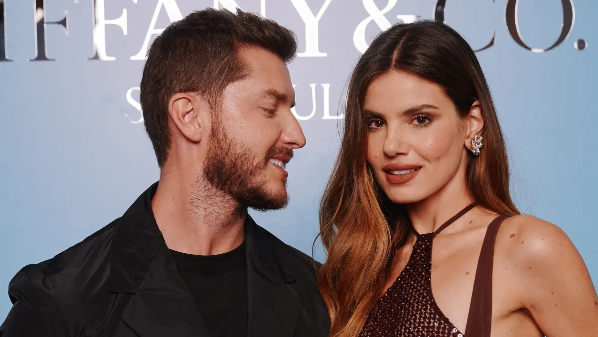 Camila Queiroz e Klebber Toledo