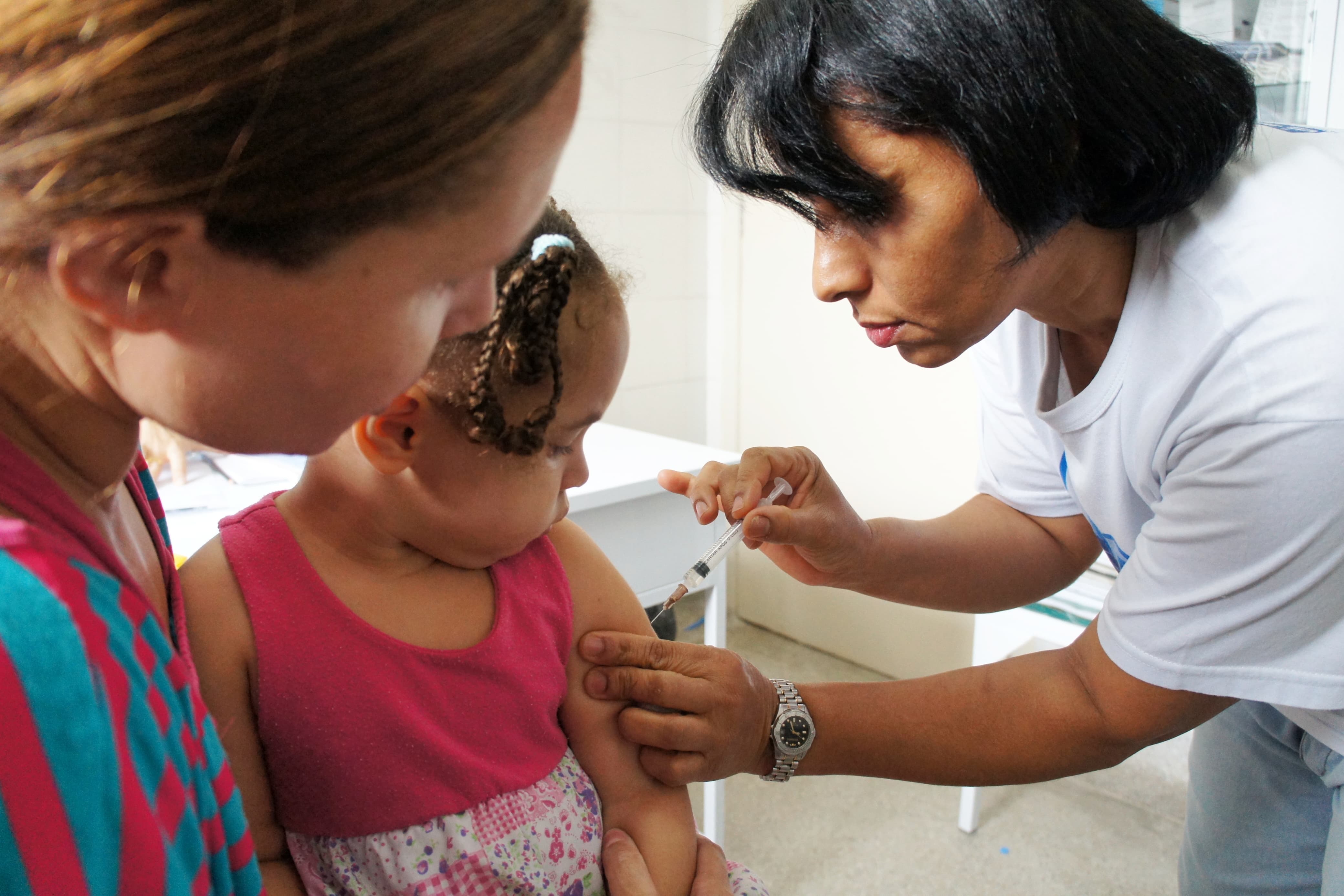 Criança fofo tomando vacina sem chorar