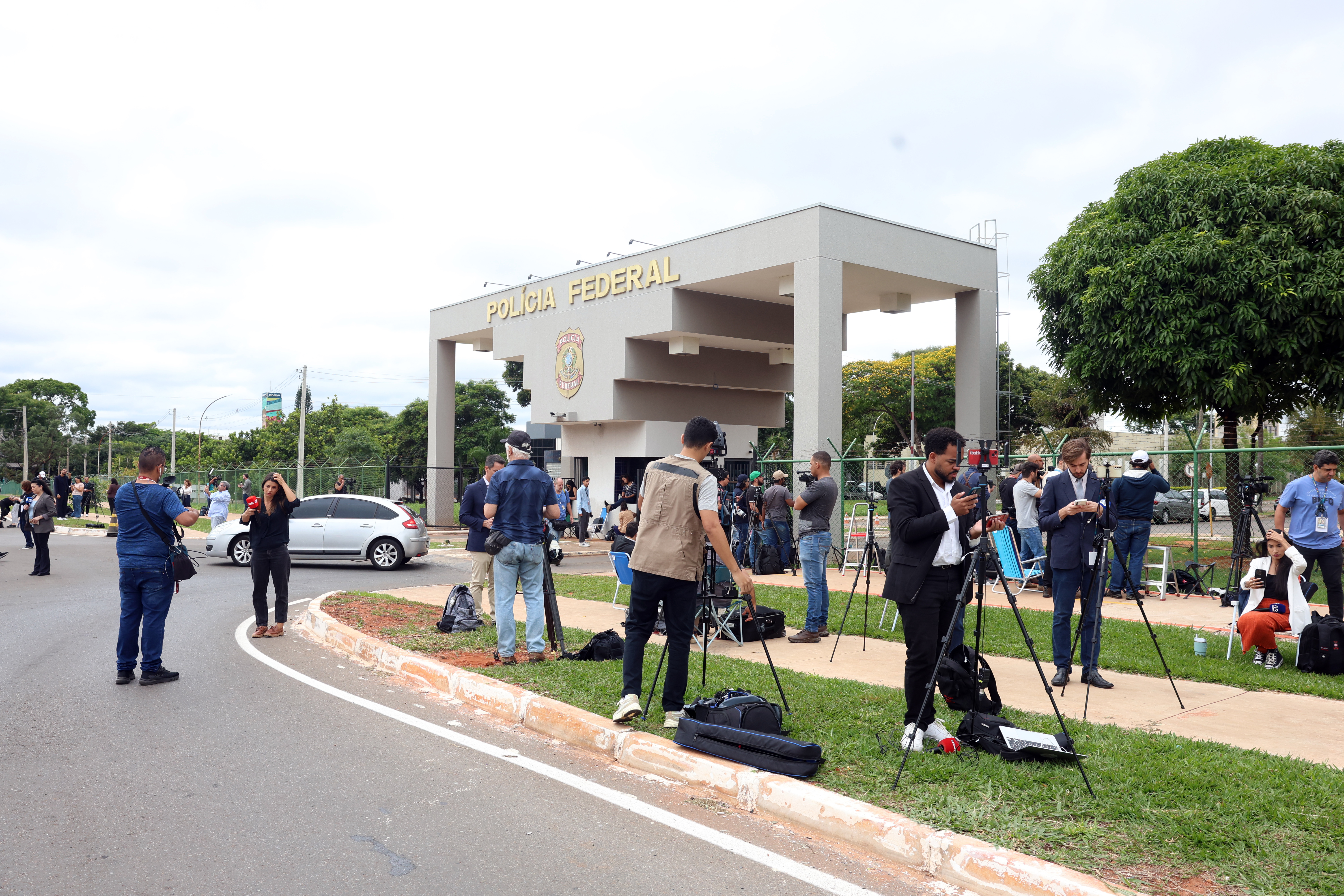 Moraes cancela visitas e PF recebe remédios de Bolsonaro após prisão