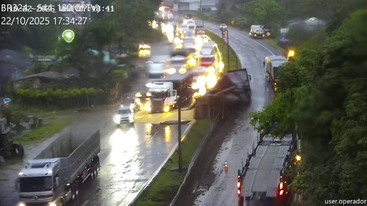 Foto Carreta carregada de soja tomba e deixa BR-324 parcialmente interditada