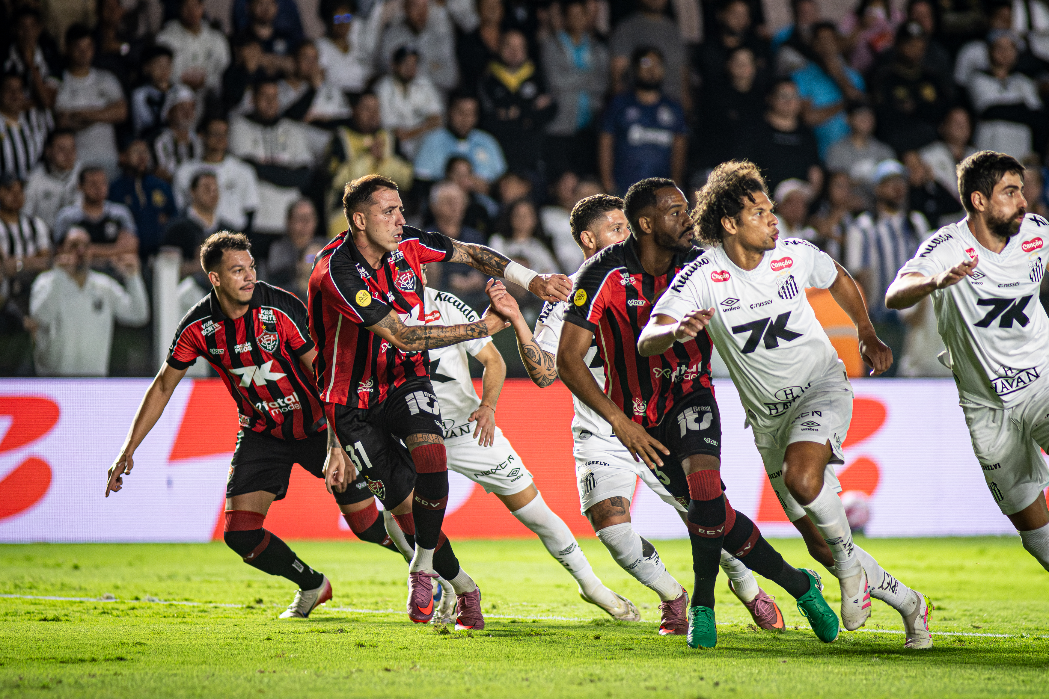 Foto Triunfo do Vitória embola luta contra rebaixamento no Brasileirão