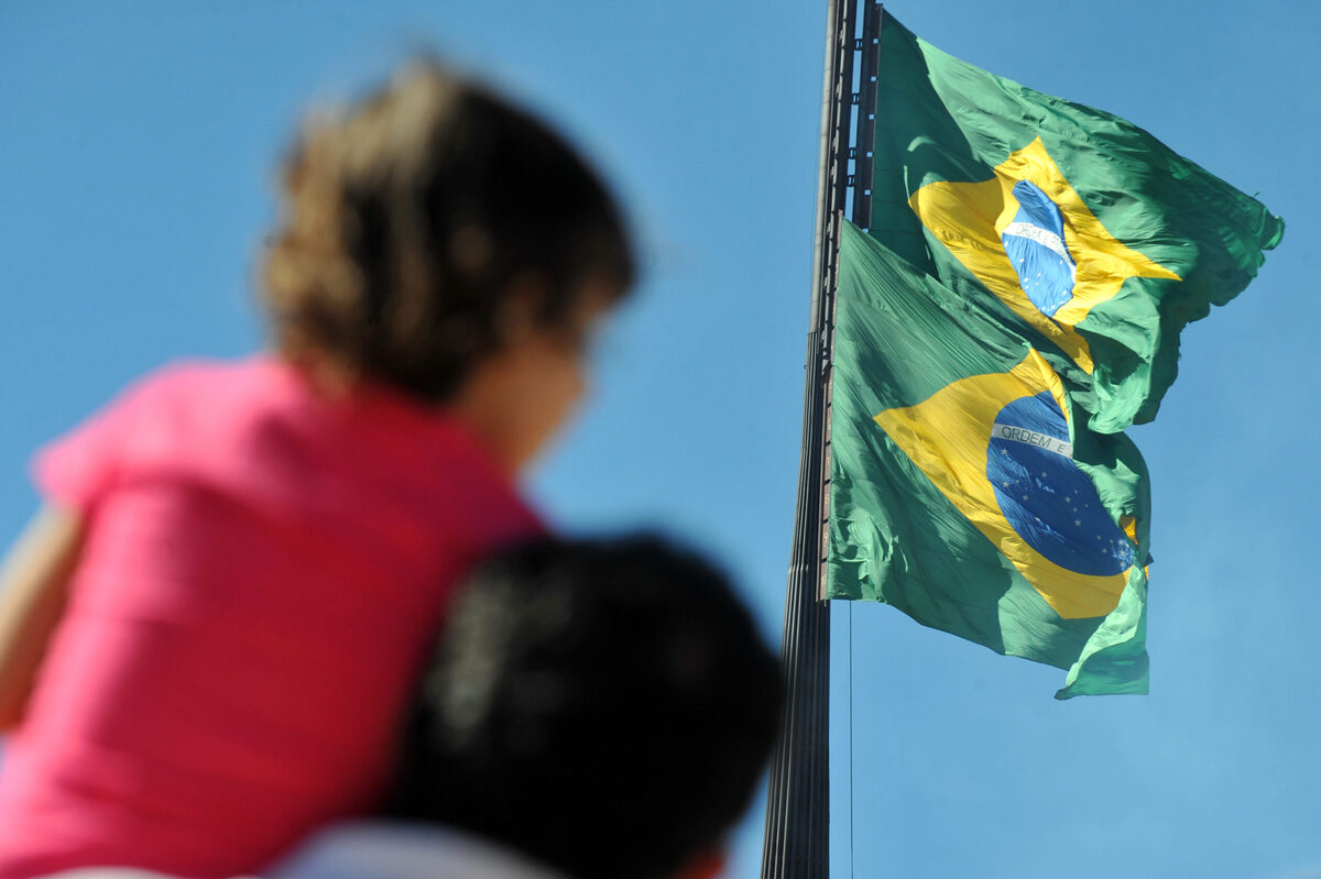 Pai e filho com bandeira do Brasil