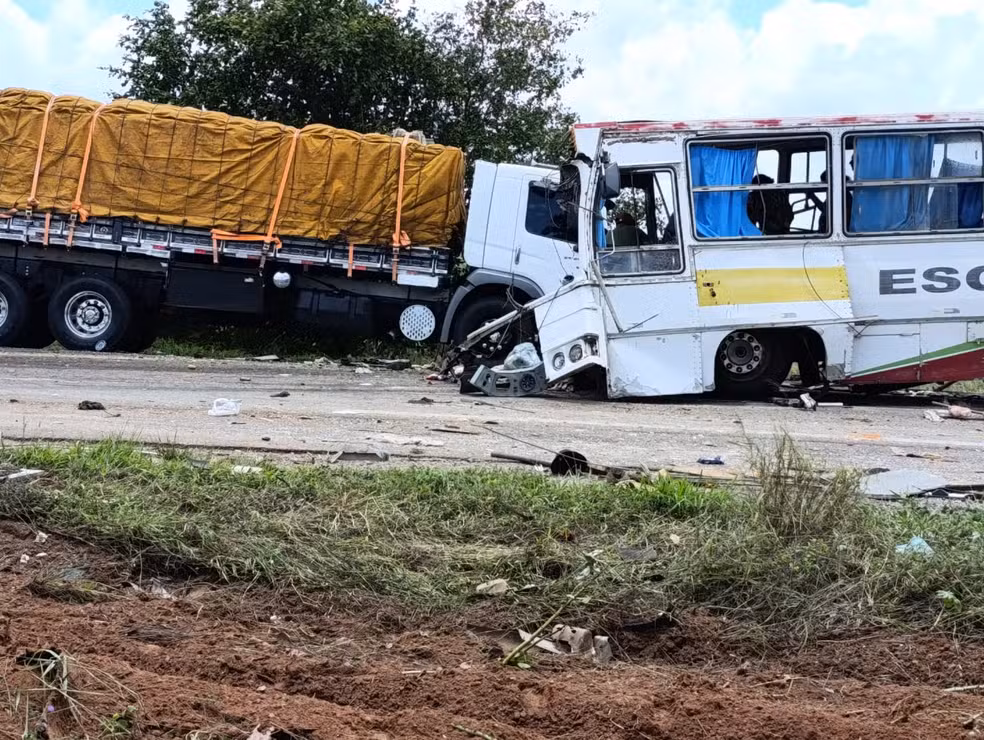 Foto  Grave acidente entre ônibus e carreta deixa mortos na BR-116, em Tucano