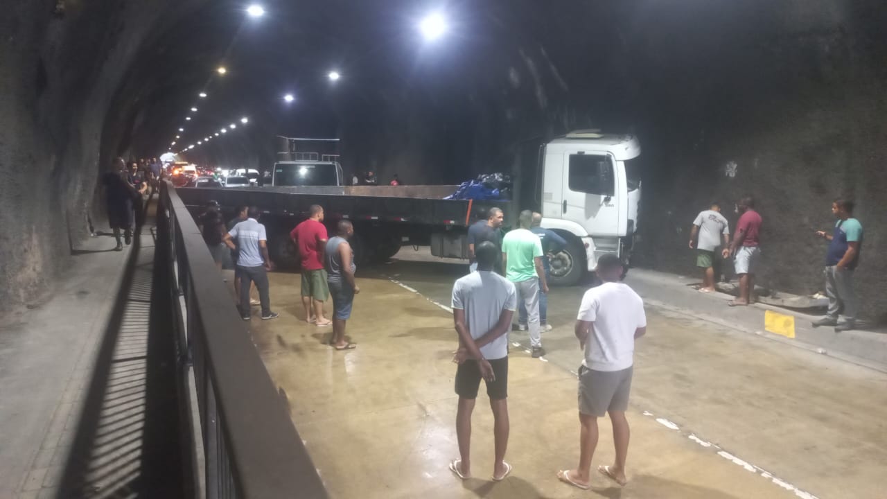 Foto Caminhão fica atravessado e interdita viaduto na Ligação Lobato-Pirajá 