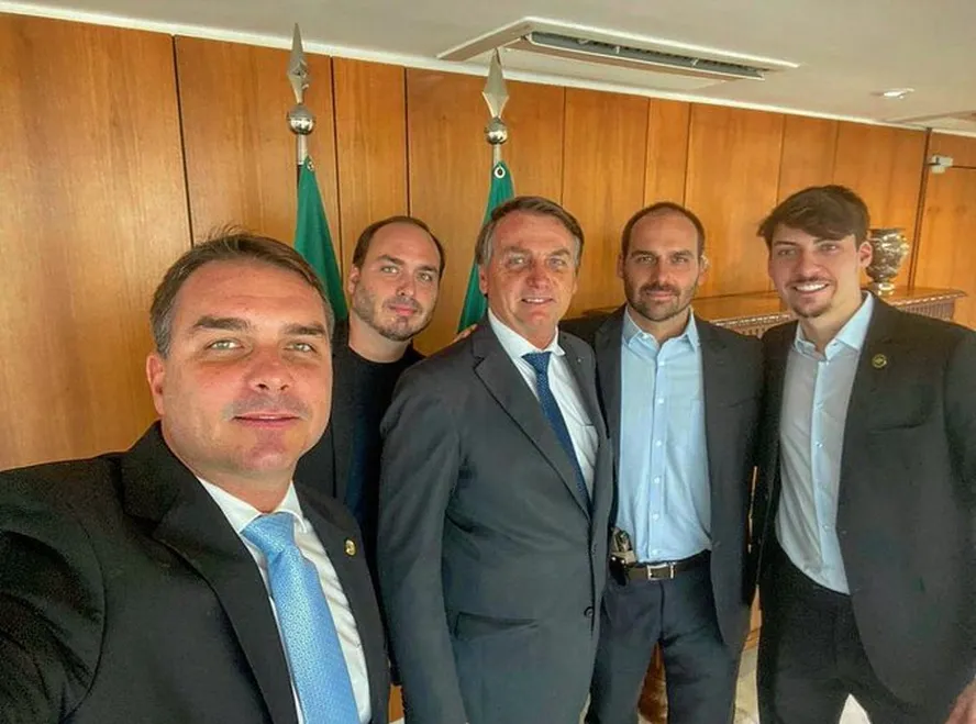 Bolsonaro ao lado dos filhos