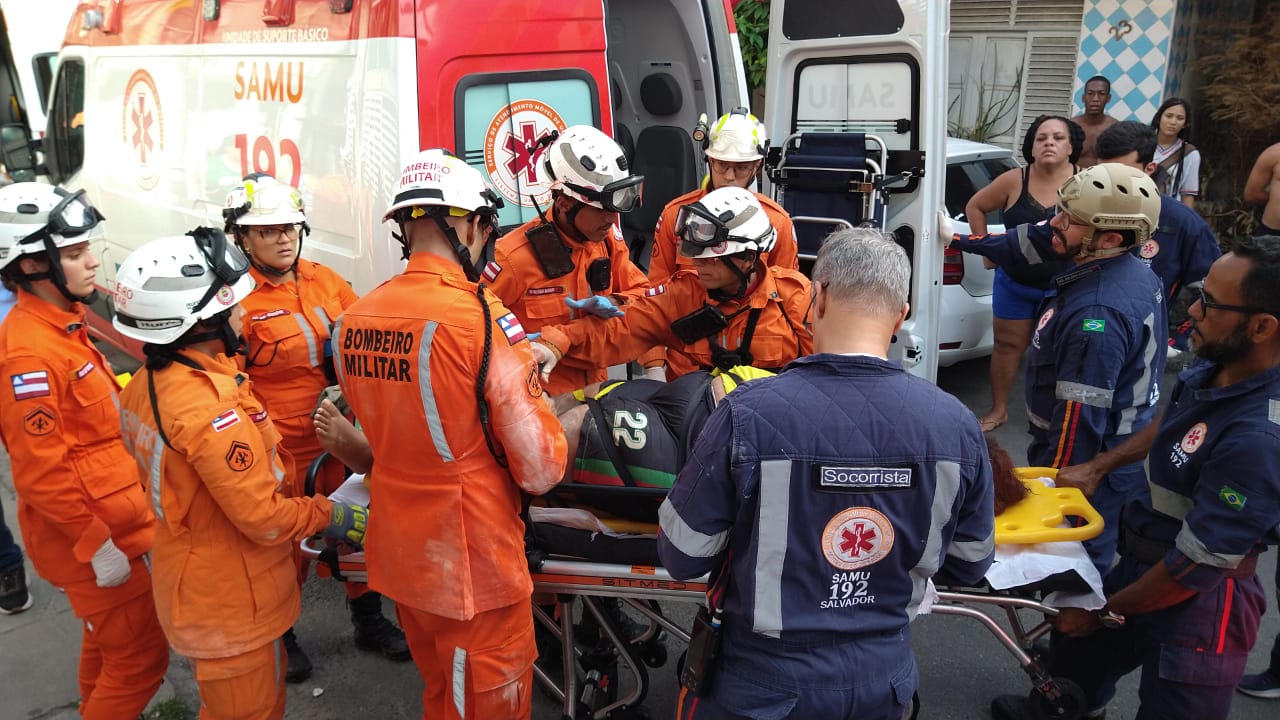 Foto Mulher é resgatada após desabamento de imóvel na Ribeira