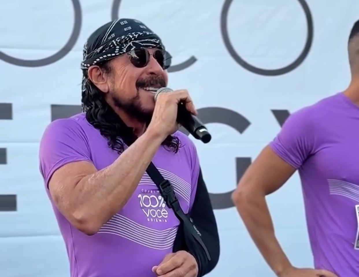 Foto Bell Marques aparece de tipoia e explica afastamento das corridas