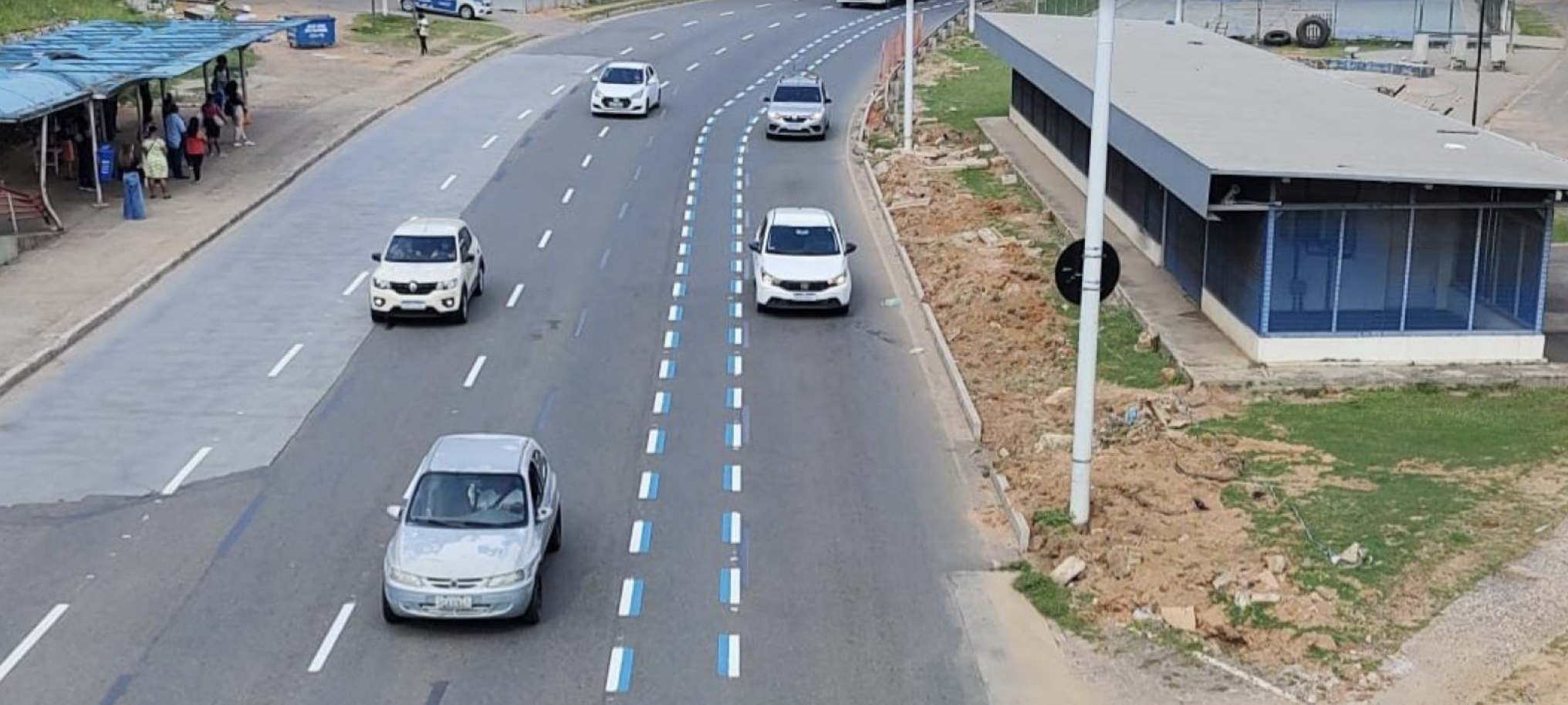 Imagem de uma pista, mostrando a faixa azul exclusiva para motos