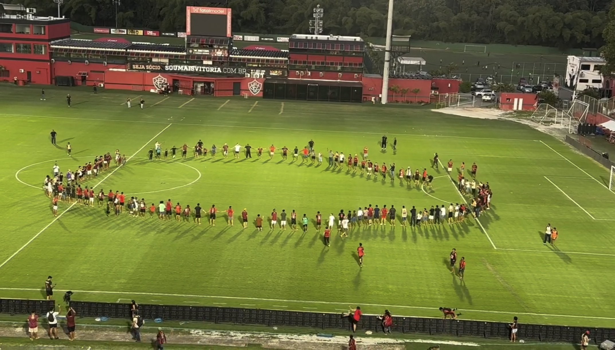 Foto Torcida do Vitória puxa oração após invadir gramado em treino aberto