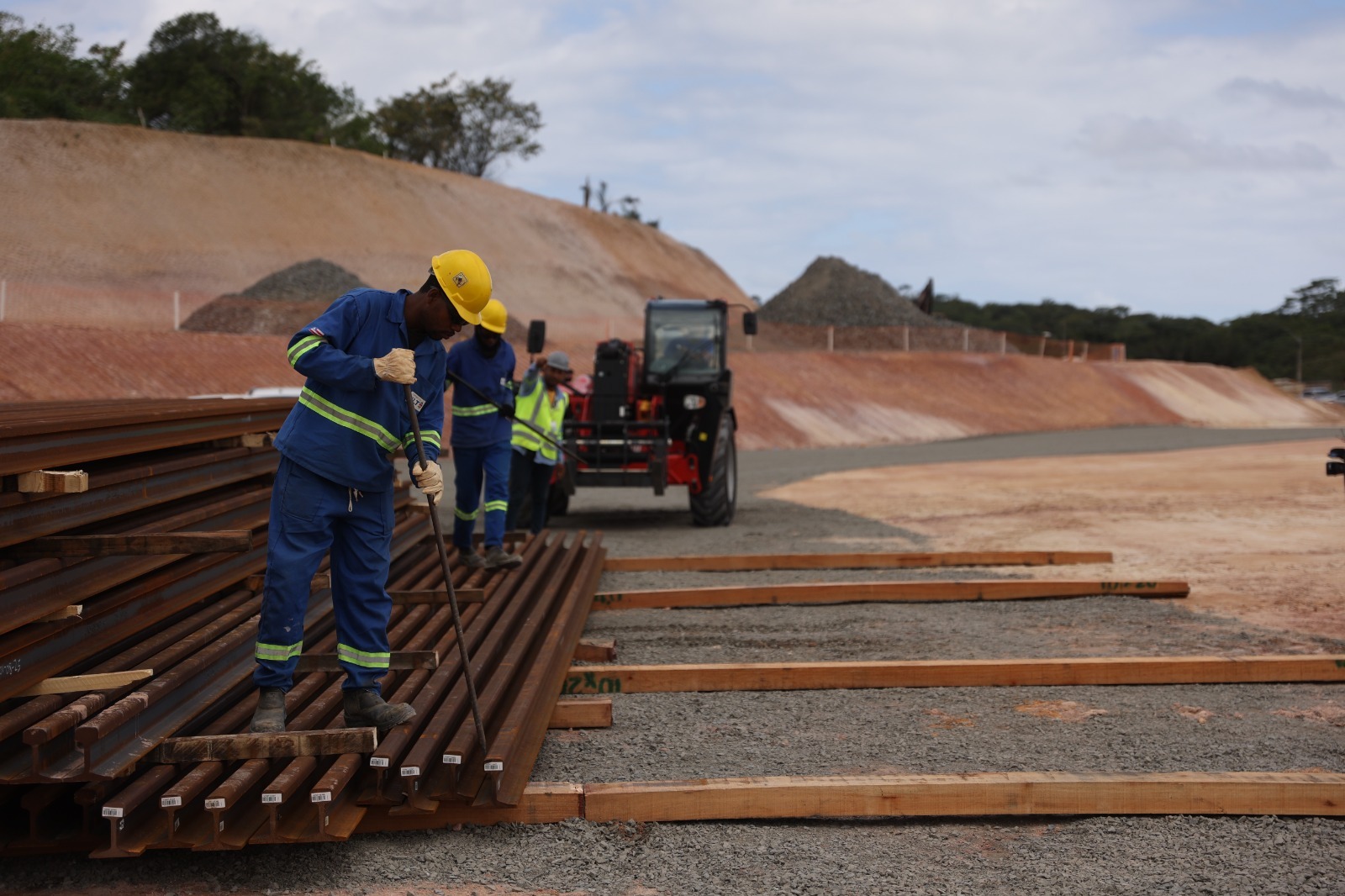 Foto Trilhos do VLT chegam a Salvador e marcam avanço das obras no Subúrbio