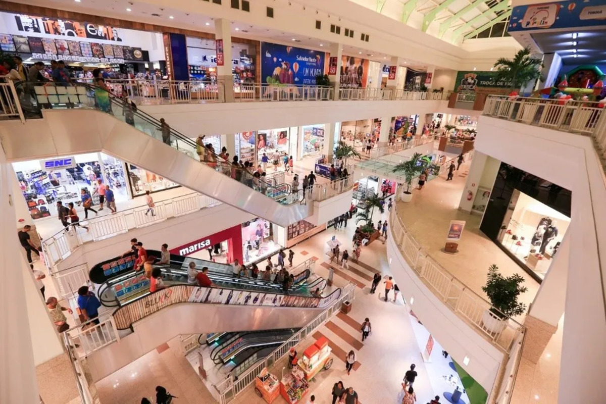Andares de um Shopping, com lojas e elevadores aparecendo