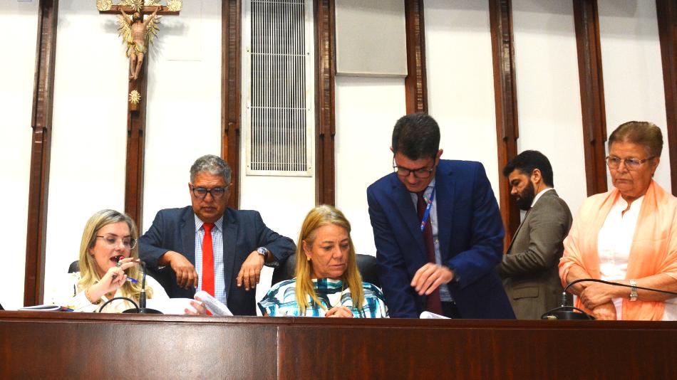 Assembleia aprova pacote de 19 proposições em sessão plenária