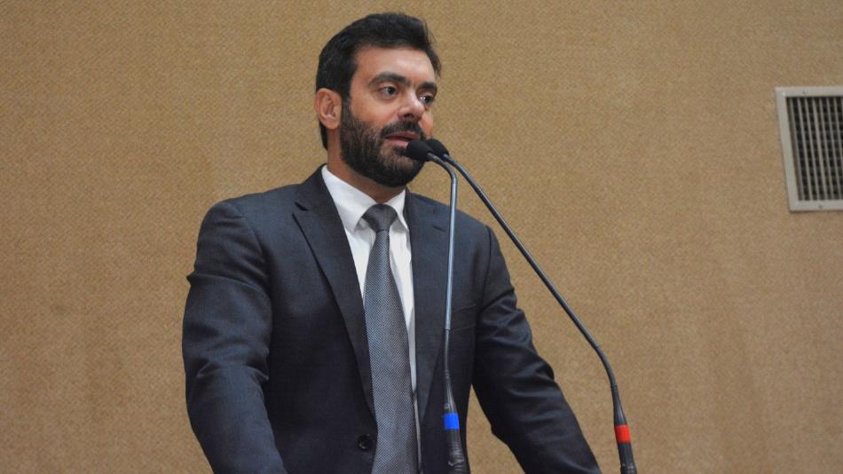 Foto Tiago Correia questiona empréstimos bilionários e ritmo das votações na ALBA