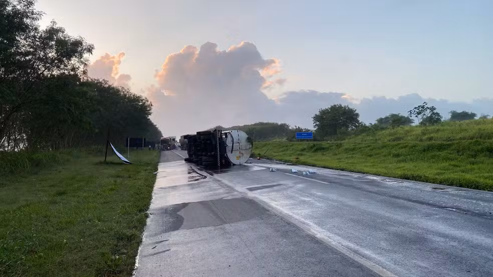 Foto Caminhão-tanque tomba e causa interdição na BR-324 