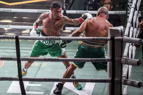 Popó vence Wanderlei Silva por desclassificação em luta marcada por briga generalizada