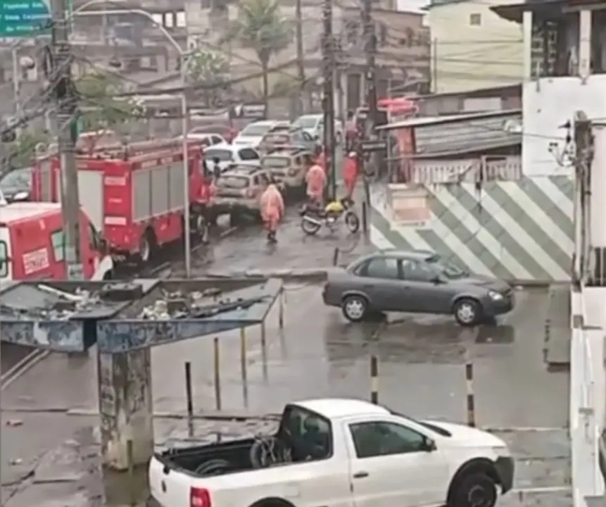 Foto Casa desaba em Cajazeiras durante fortes chuvas que atingem Salvador