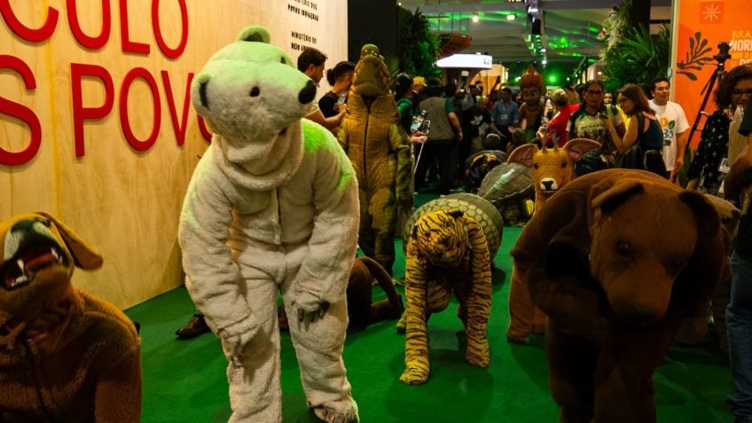 Foto Atores vestidos de animais rastejam na COP30 e cena polemiza