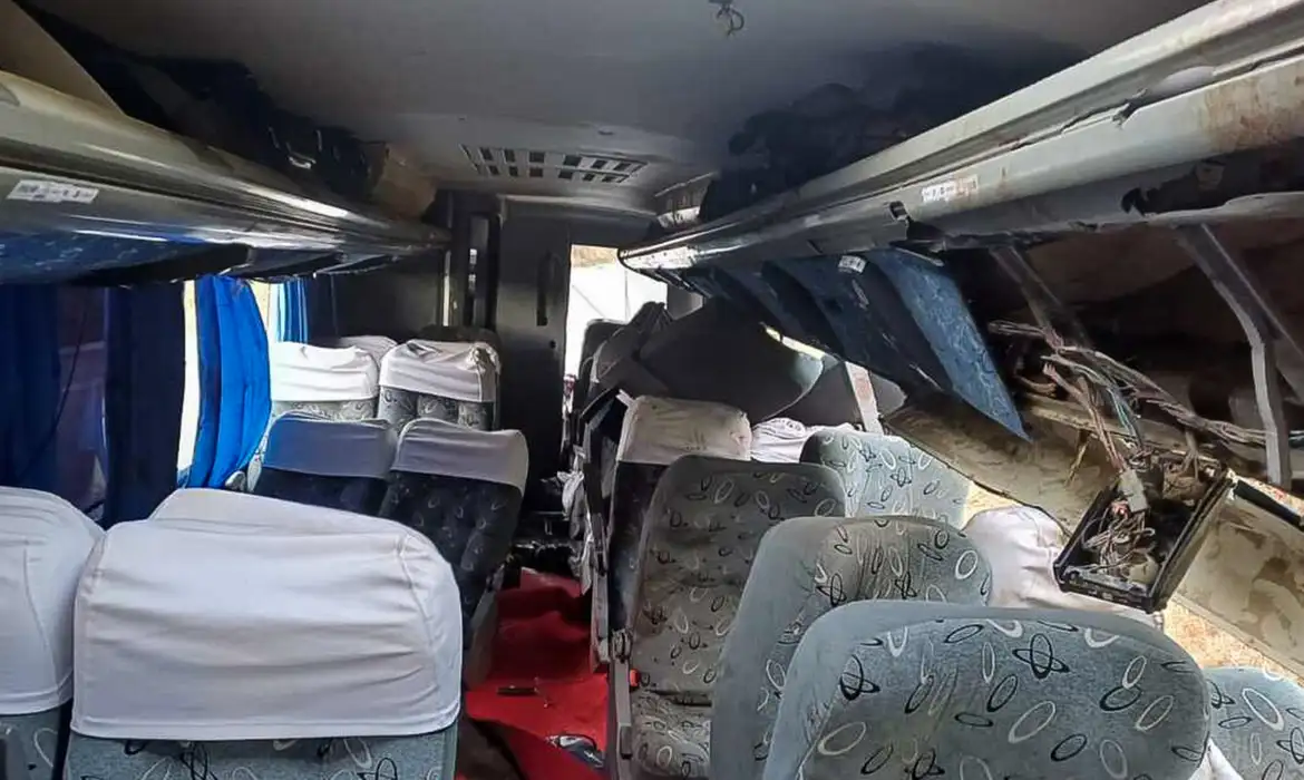 Foto PRF afirma que ônibus que capotou levava mais passageiros do que o declarado