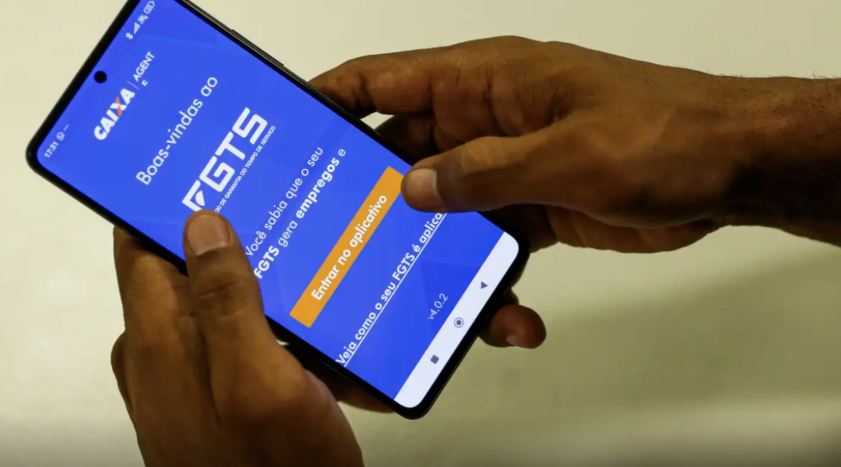 Celular com imagem na tela do site do FGTS