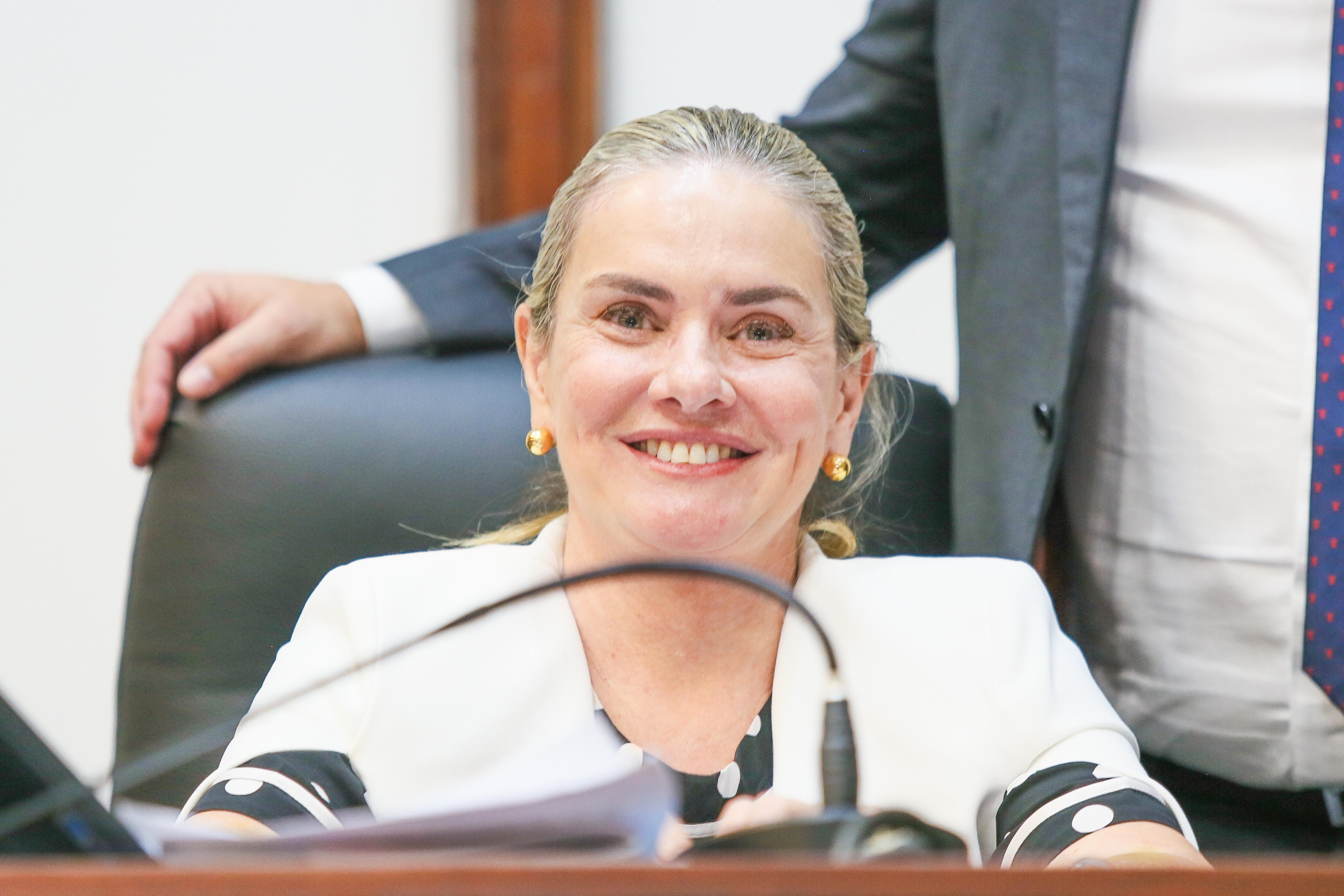 Foto Em retorno à ALBA, Ivana Bastos celebra posto de destaque parlamentar  