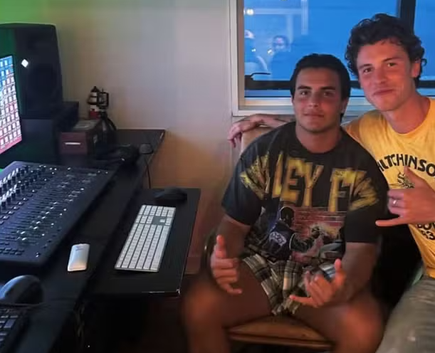 Foto Filho de Ivete Sangalo posa com Shawn Mendes em estúdio na casa da cantora 