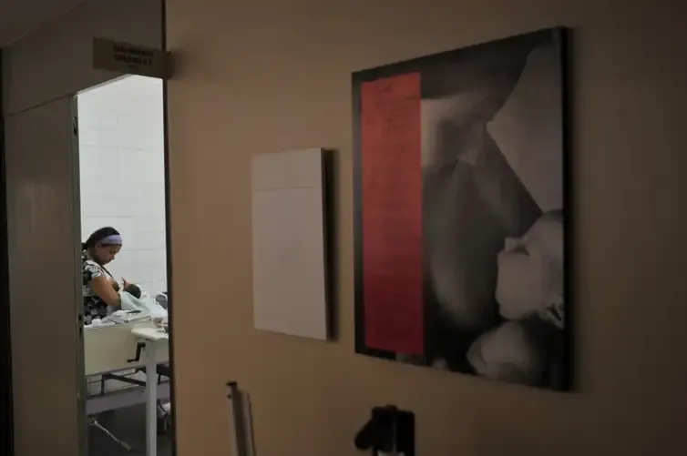 P&oacute;s-parto: papel  n&atilde;o se esgota com a sa&iacute;da da sala de cirurgia ou mesmo a alta hospitalar para m&atilde;es e beb&ecirc;s. Arquivo/Marcello Casal Jr/Ag&ecirc;ncia Brasil