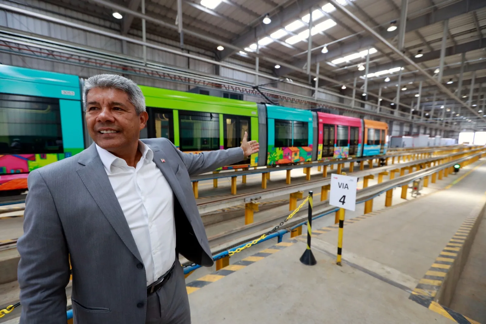 Governador ao lado de veículo