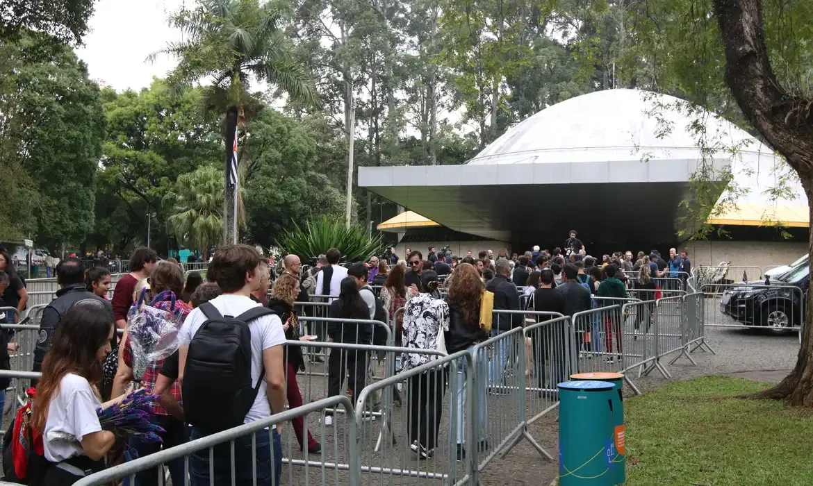 Fãs na fila do velório da cantora Rita Lee. Foto: Rovena Rosa/Agência Brasil