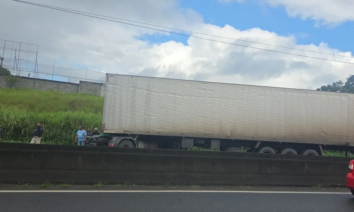 Interdi&ccedil;&atilde;o do trecho km 606 da BR-324, em Sim&otilde;es Filho. Foto: Divulga&ccedil;&atilde;o/PRF
