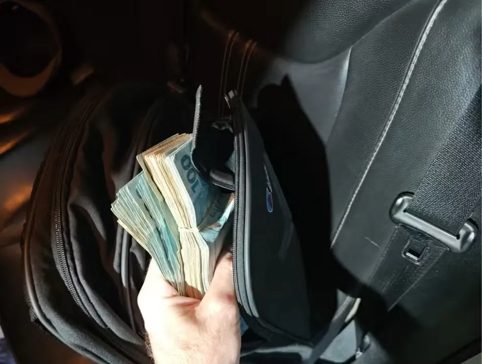 Dinheiro encontrado em mochila. Foto: Divulga&ccedil;&atilde;o/Pol&iacute;cia Federal